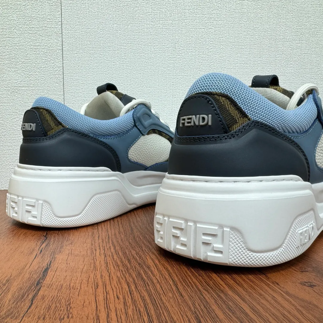 Batch 780 FENDI/FENDI Force men's sports shoes, new thick-soled lightweight lace-up low-top shoes at the counter, made of white full-grain leather and white and brown smooth leather, with padded elements. Brown FF jacquard and yellow technical fabric details. Lightweight, thick white sole with FF graphic details on the toe and heel. Main body of pebbled soft cowhide with Nappa calfskin. Contrasting color multiple composite splicing, extremely modern and youthful, webbing style lace-up hole design, multiple injection molded brand logo plastic modules on the toe, and embroidered FF logo on the side, heavy craftsmanship, full of details, super high quality control and fine workmanship! Full mesh breathable lining, ultra-light TPR foam rubber; molded outsole, lightweight and versatile, non-slip and wear-resistant! Comes with full packaging! Size: 39-40-41-42-43-44 Leather shoe size (can be customized, 38.45 cannot be returned or exchanged) Item number: 7E1728 Blue